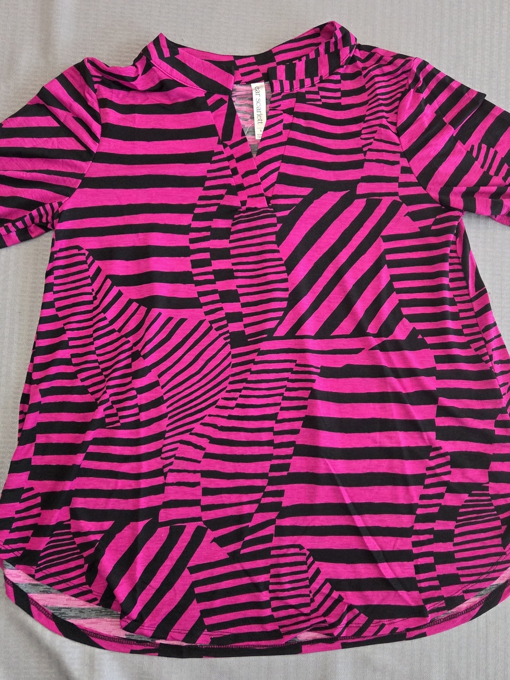 Dear Scarlett "Lizzy" 3/4 sleeve split-neck top -Size Small - Picture 5 of 8